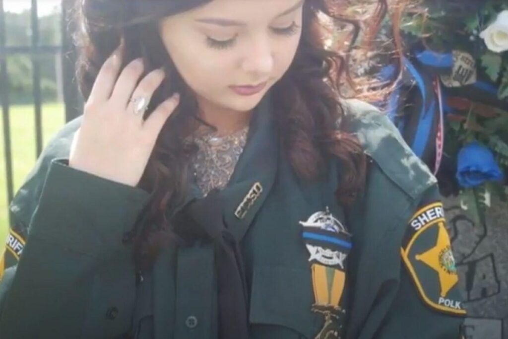 Ela tirou fotos com a farda que o pai costumava usar