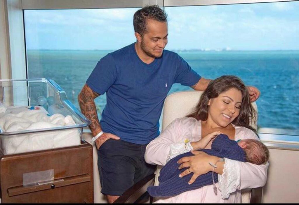 Thammy Miranda e mulher com o filho Bento.