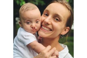Isabel Hickmann e filho