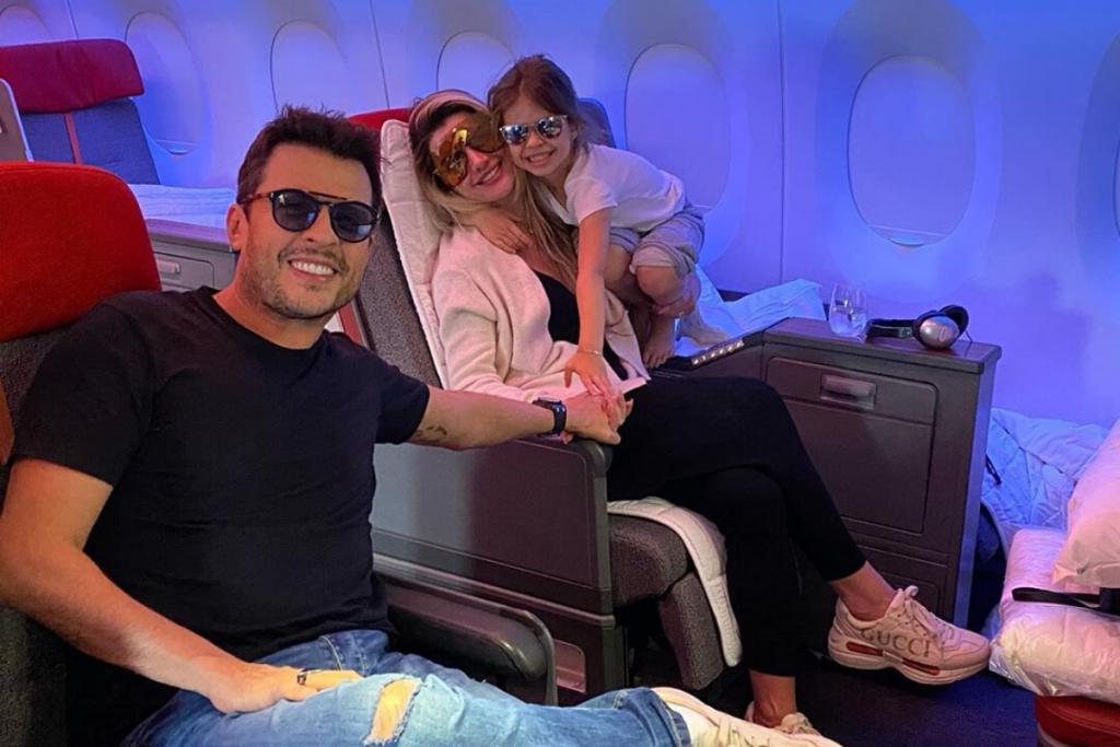 Valentina se diverte com pais em parque