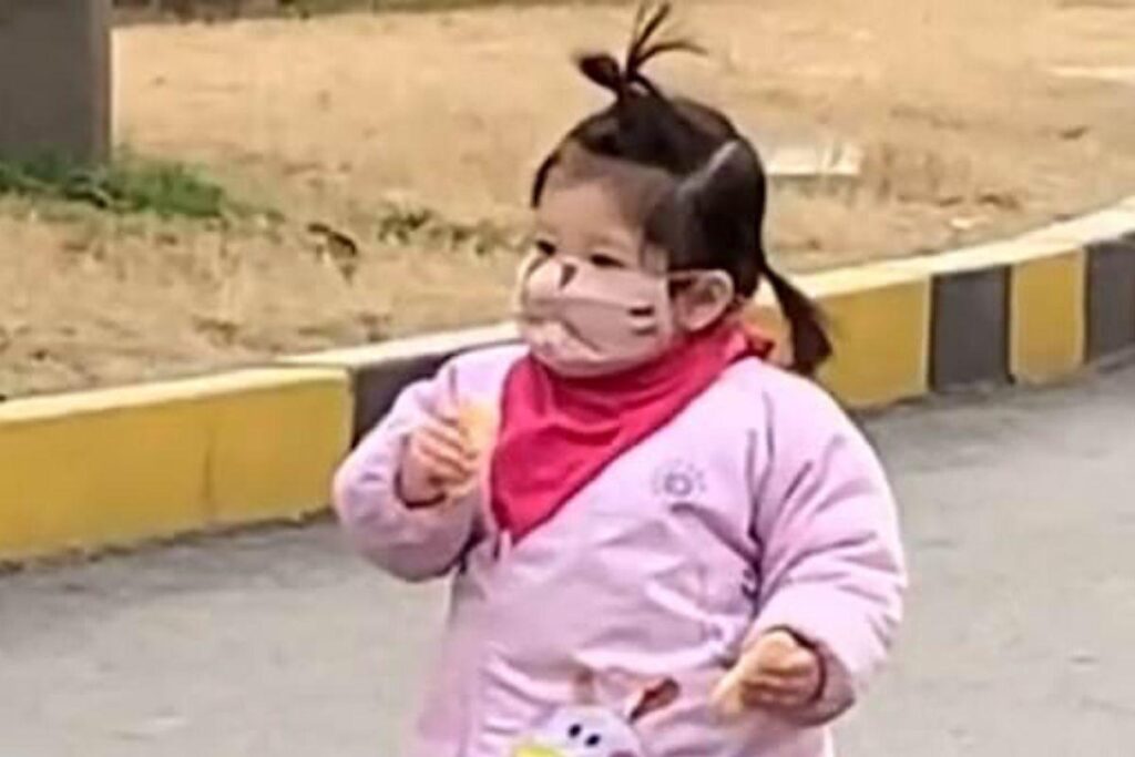 Garota tenta comer biscoito usando máscara e reação é hilária