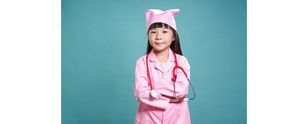 Menina mostrando seu desenho dedicado aos médicos