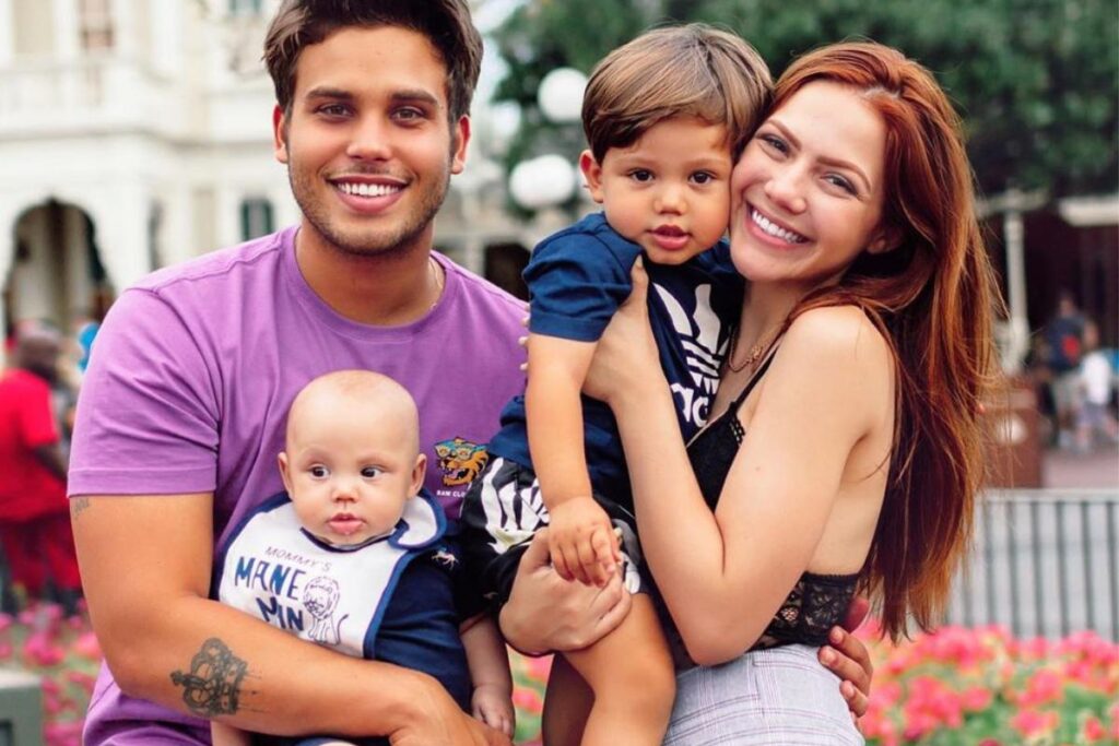 Sarah e Jonathan com seus três filhos