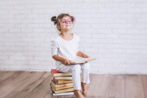 Gabriel estudando, fazendo suas fichas de resumo