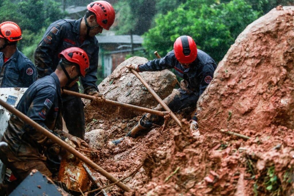Chuva causa deslizamentos no Guarujá