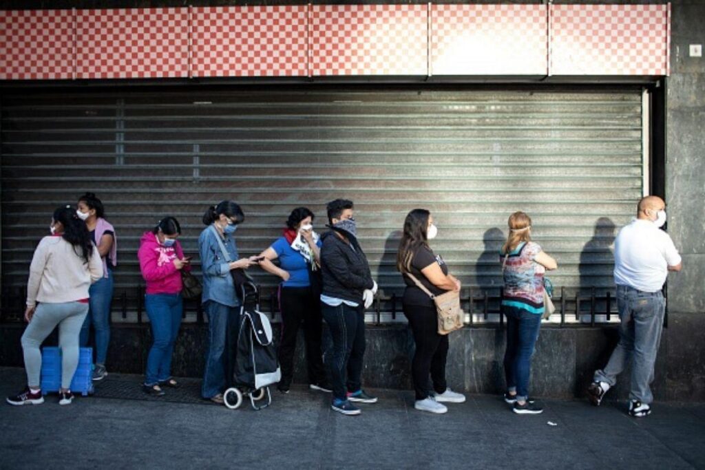 Mulher utilizando máscara para se proteger no metro