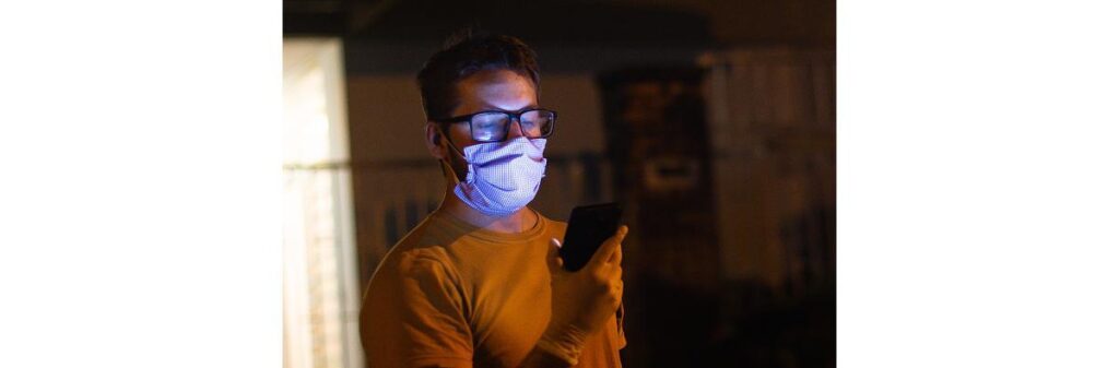 Brasileiros de mascara pela cidade.