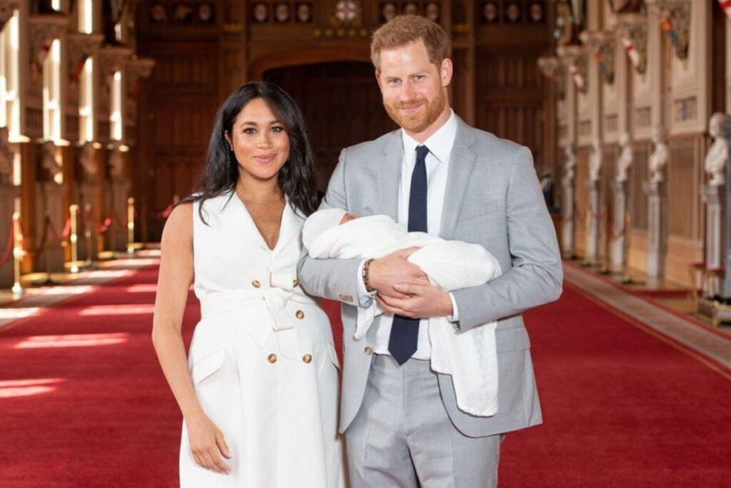 Meghan e Harry vai para a Inglaterra e não leva filho }