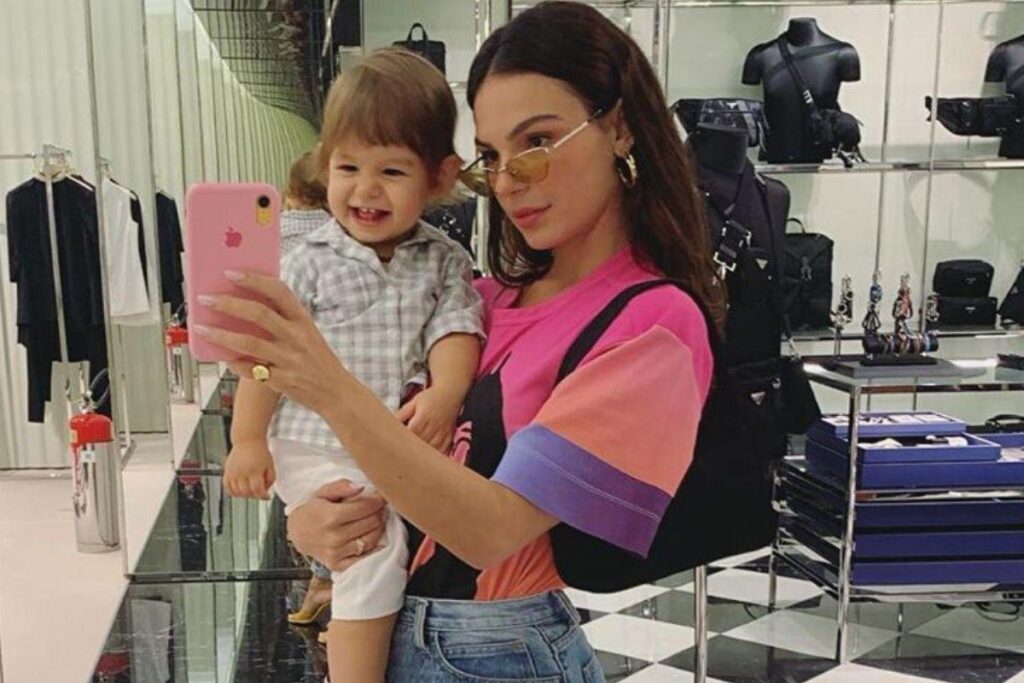 Isis Valverde compartilha momento com o filho na piscina