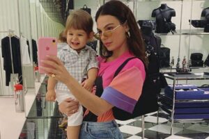 Isis Valverde compartilha momento com o filho na piscina