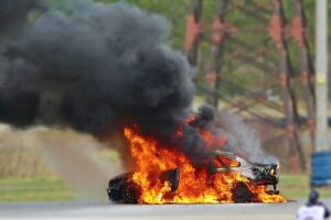 Carro pegando fogo