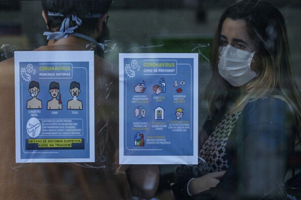 Pessoas de mascara no Aeroporto Internacional de Guarulhos em São Paulo