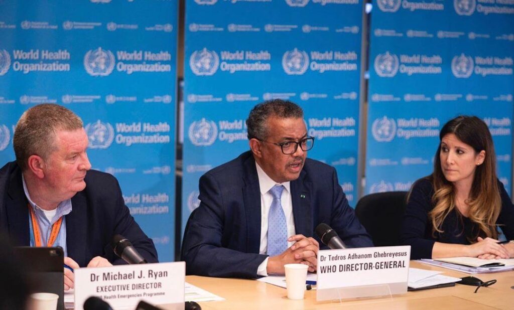 Homem de mascara na rua