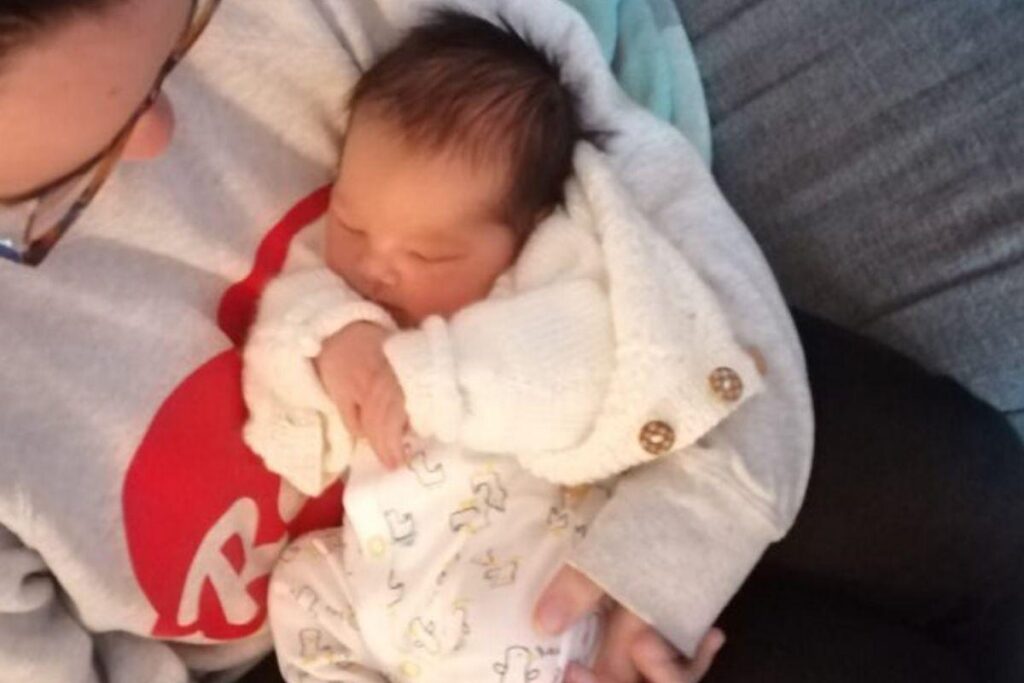 Avô conhece neto pela janela