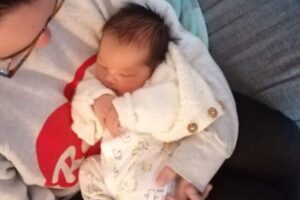 Avô conhece neto pela janela