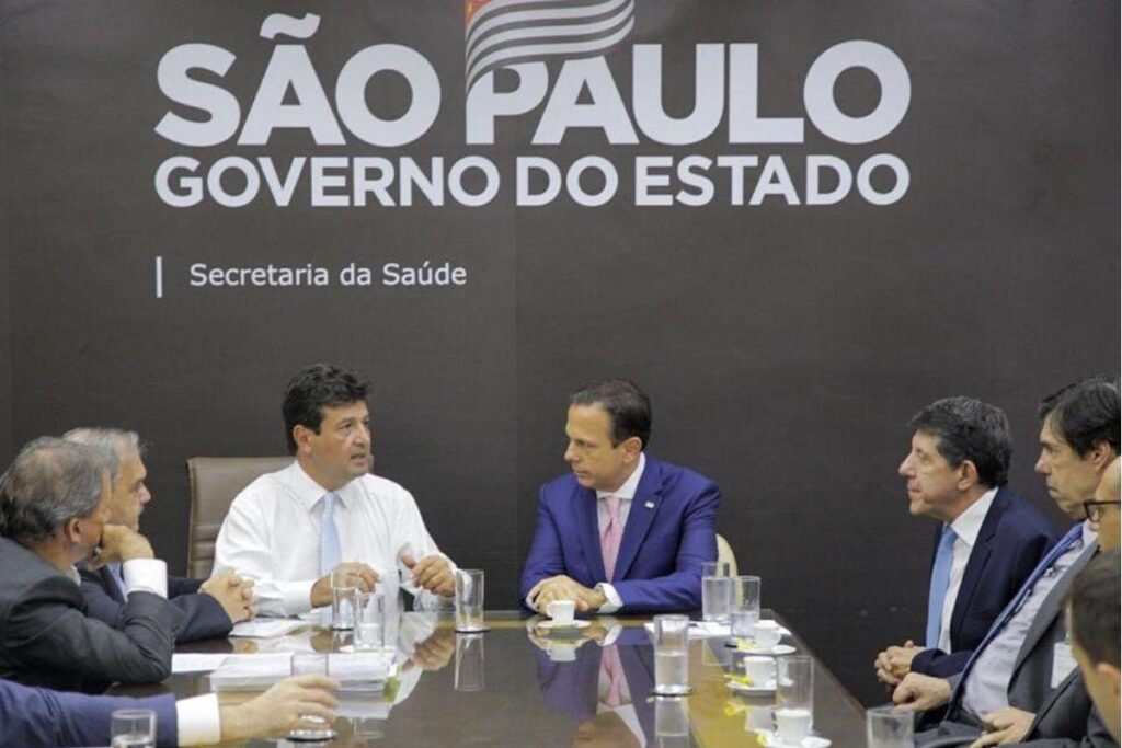 Pessoas com máscara na rua