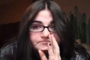 A menina quebrou duas paletas de maquiagem dela