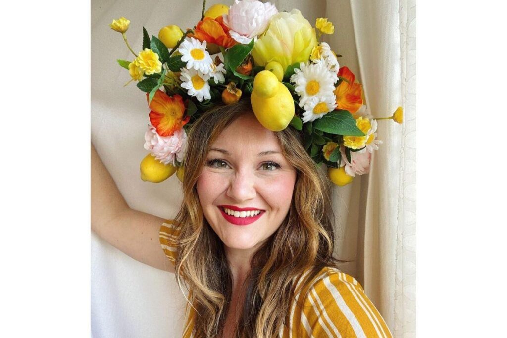 Arte natalina feita com flores e folhas