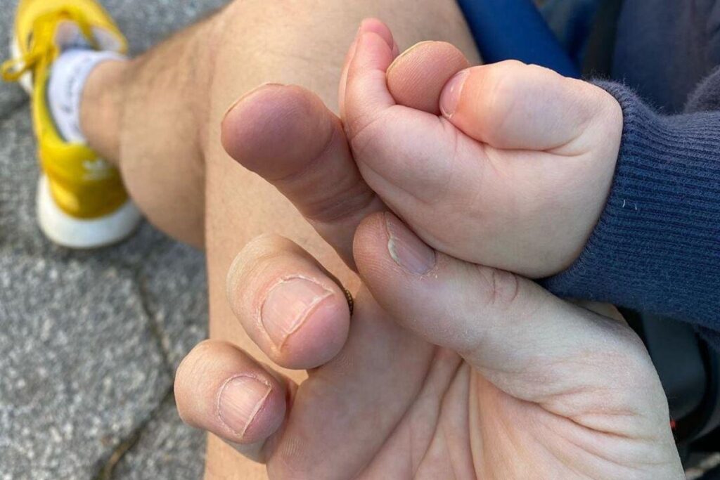 Apresentador publica emocionante reencontro com filho após se curar