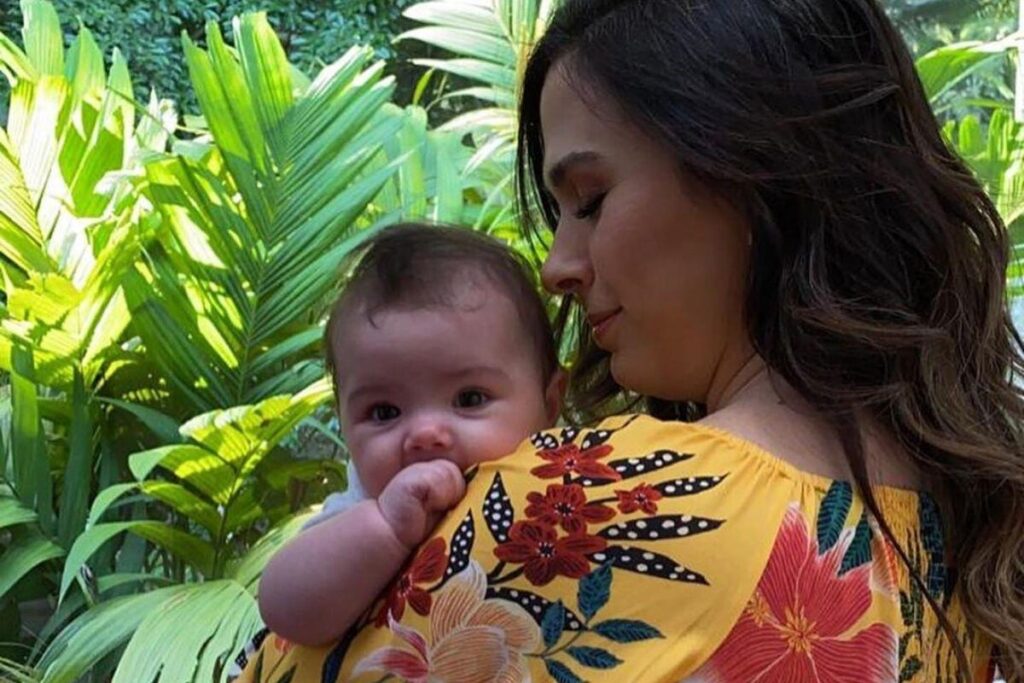 Clara Maria mostrando sua gargalhada no Instagram da mãe, Tatá Werneck