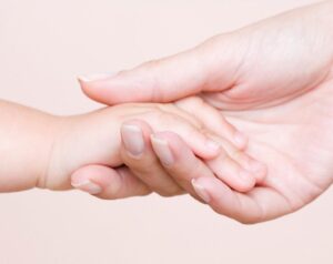 Profissional de saúde que se recuperava em casa do coronavírus morre e filha de 4 anos passa horas com o corpo