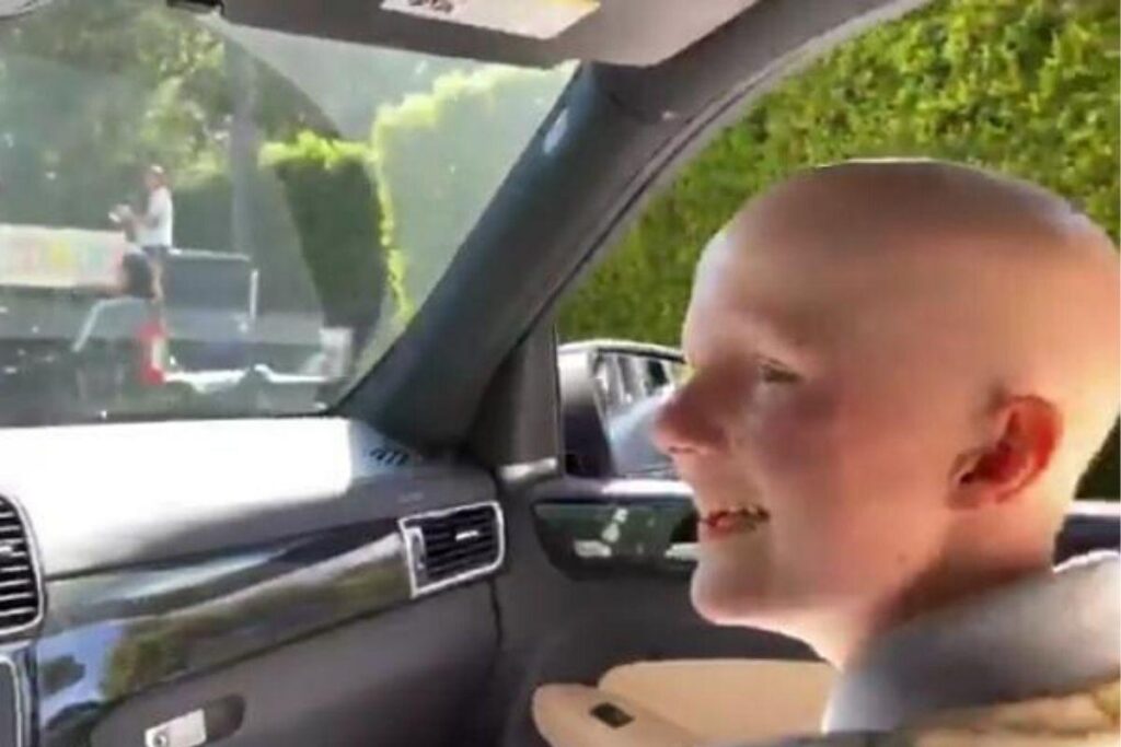 Impossível não se emocionar: garota ganha desfile surpresa para comemorar última quimioterapia respeitando quarentena