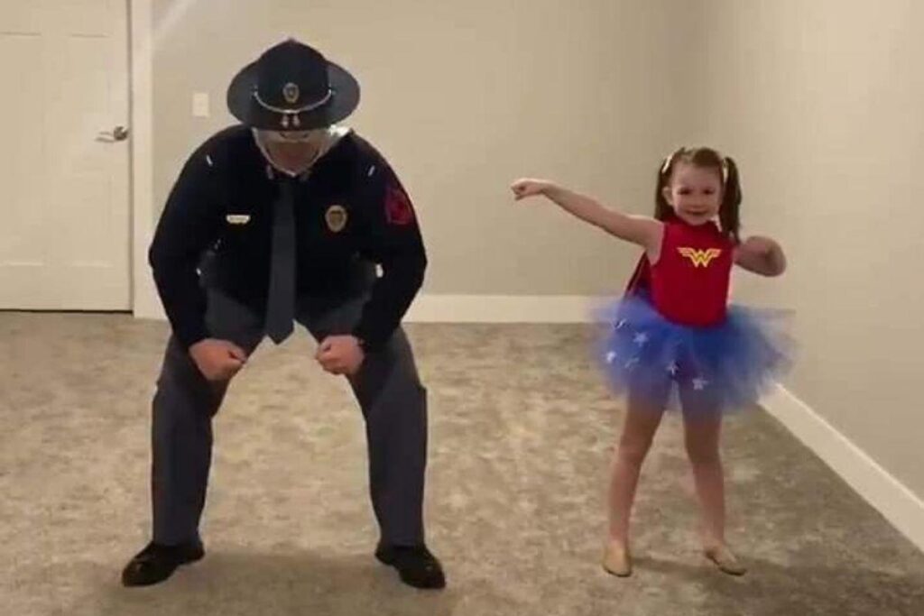 Pai aprende coreografia e faz apresentação com a filha em casa após recital ser cancelado