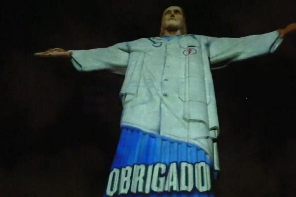 Cristo Redentor veste jaleco em homenagem aos profissionais da saúde