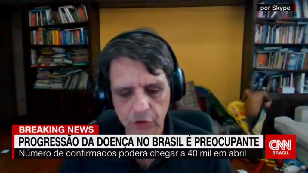 O garoto aparece durante entrevista