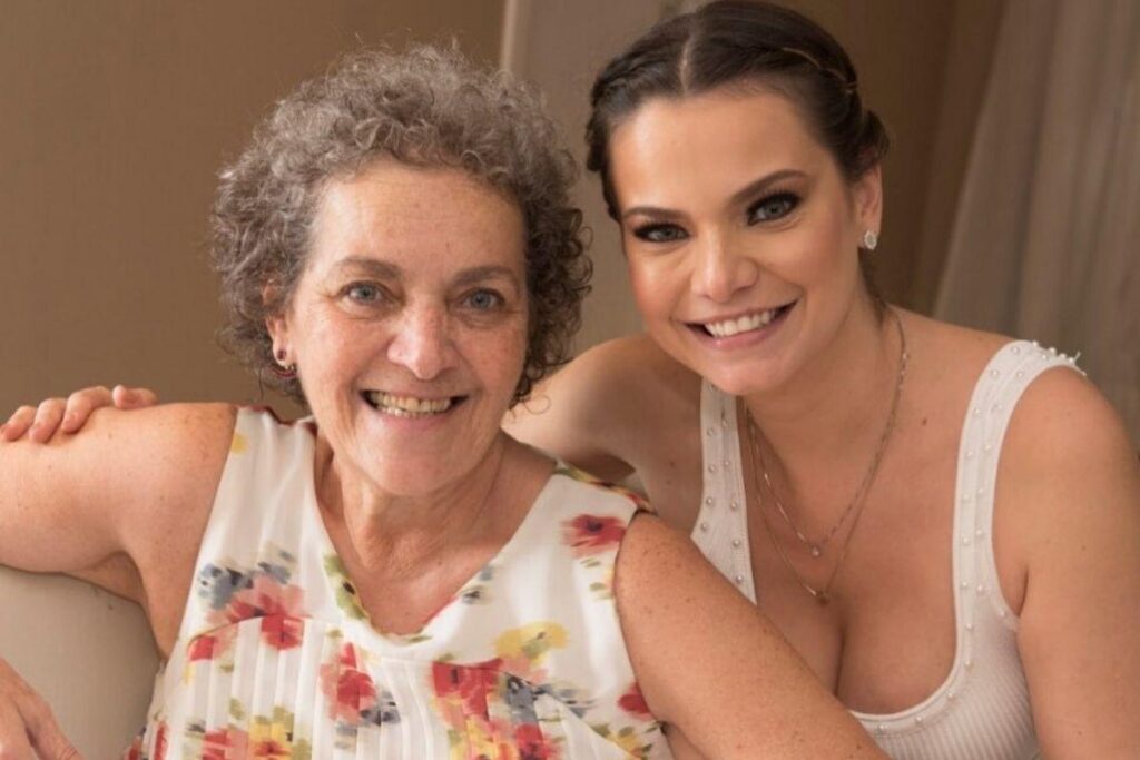 Milena Toscano ao lado da mãe, Maria Goretti