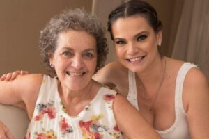 Milena Toscano ao lado da mãe, Maria Goretti