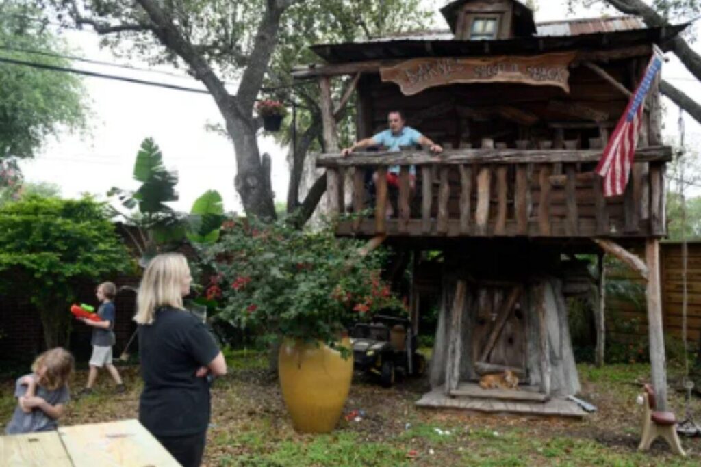 Médico se muda para casa na árvore para proteger a família