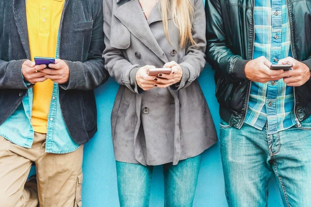 Criança mexendo no celular