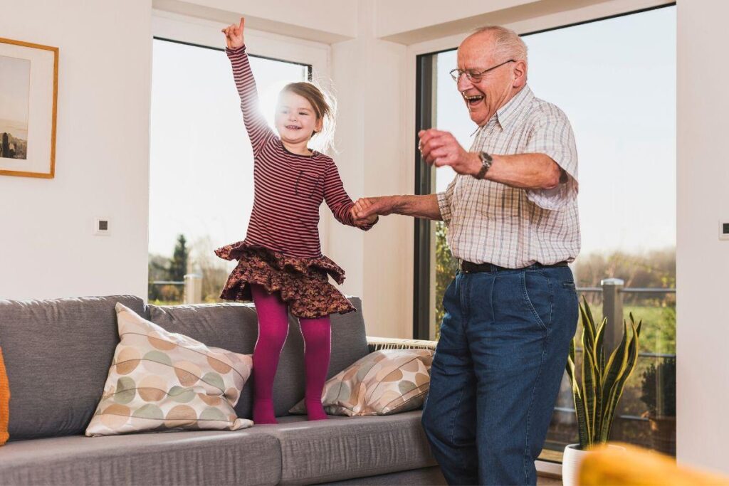 Avô e neta dançam à distância durante quarentena e o vídeo com certeza irá te fazer sorrir