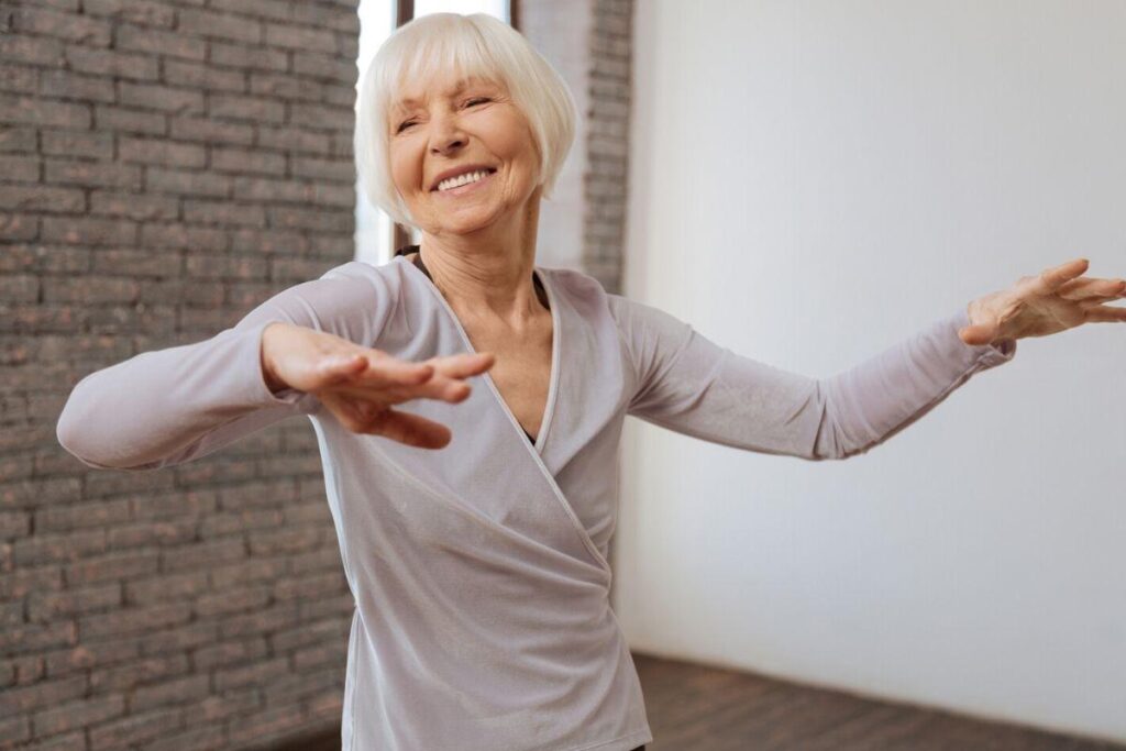 Vídeo de idosa dançando na garagem durante a quarentena prova que é possível ser feliz dentro de casa