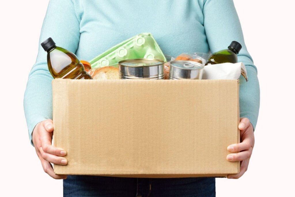 Garoto de 6 anos cria ação para ajudar moradores de rua