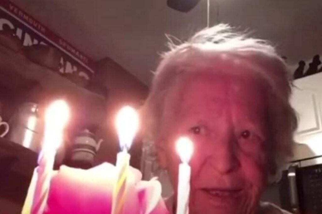 Ela provou que dá para comemorar mesmo sozinha