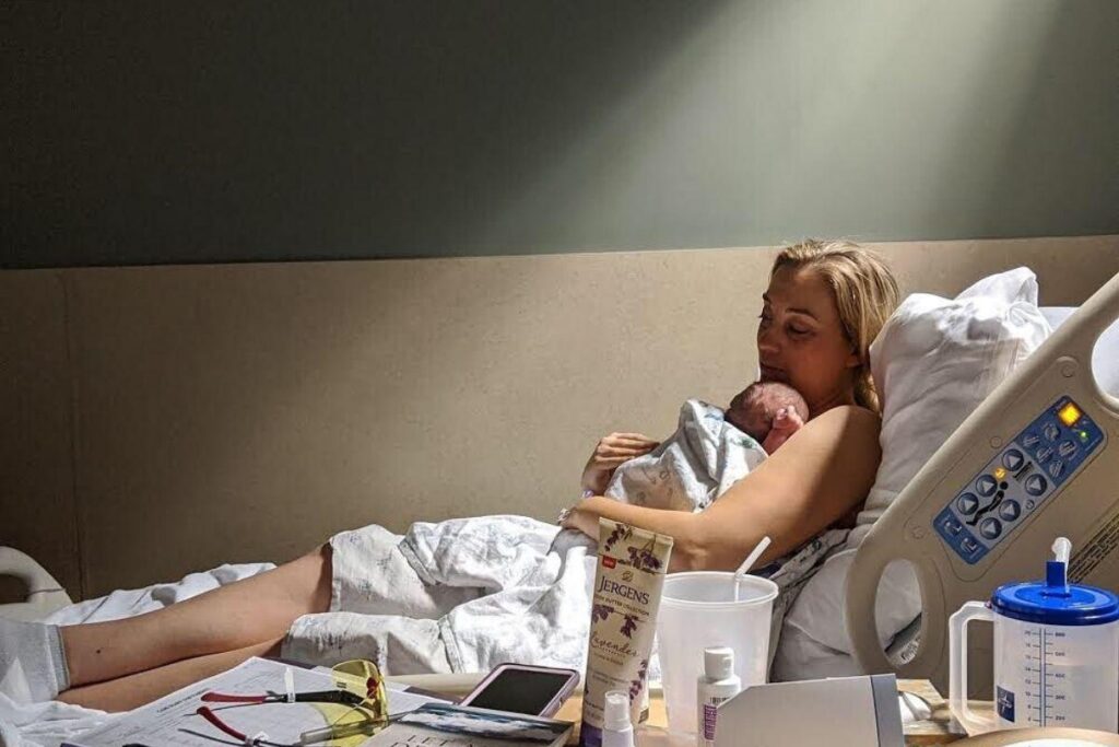 No Reino Unido, as mulheres estão sendo obrigadas a dar a luz sem acompanhantes