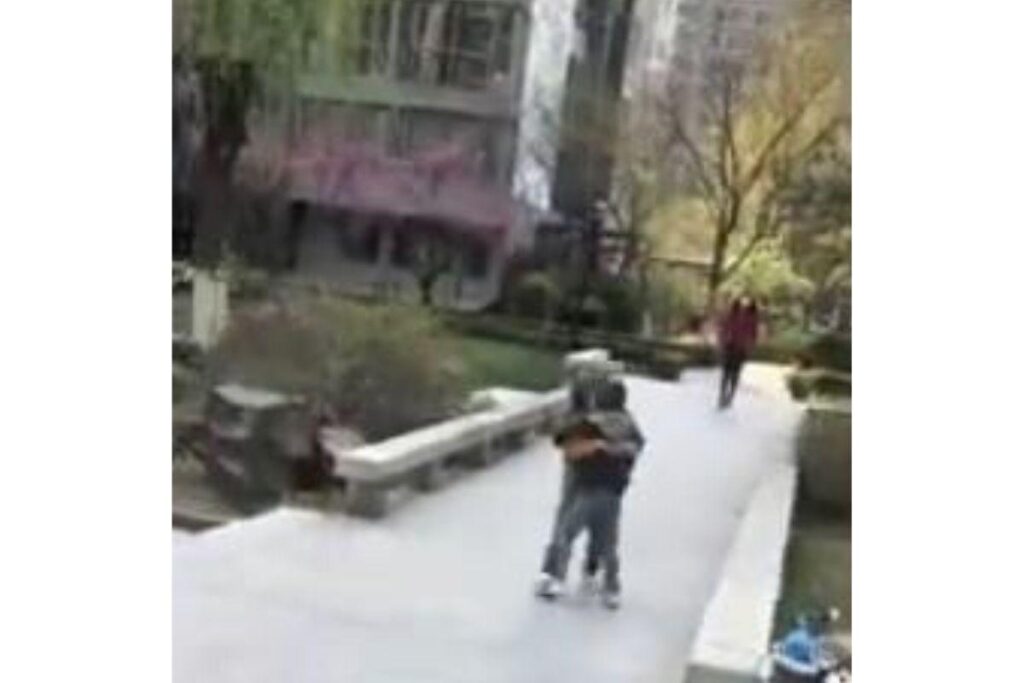 Crianças se abraçando