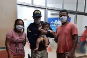 Bebê é salva após engasgar e desmaiar