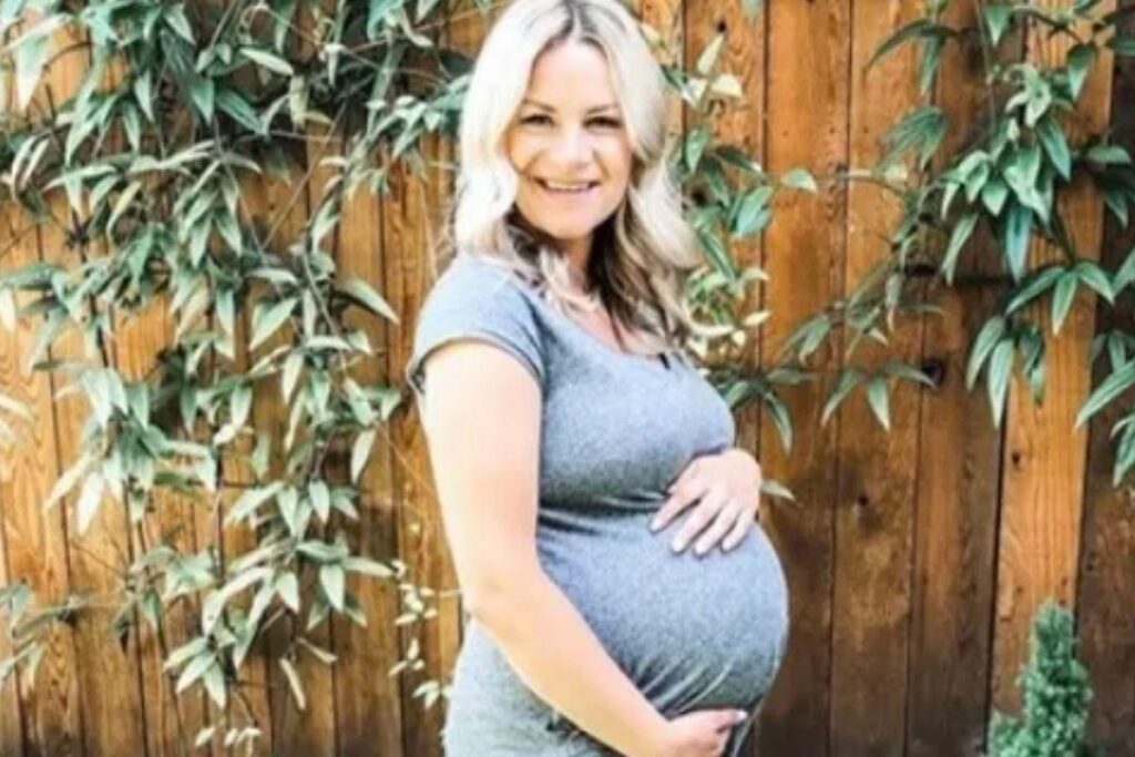 Americana que deu à luz durante coma induzido por estar infectada com Covid-19 finalmente pôde pegar a filha no colo