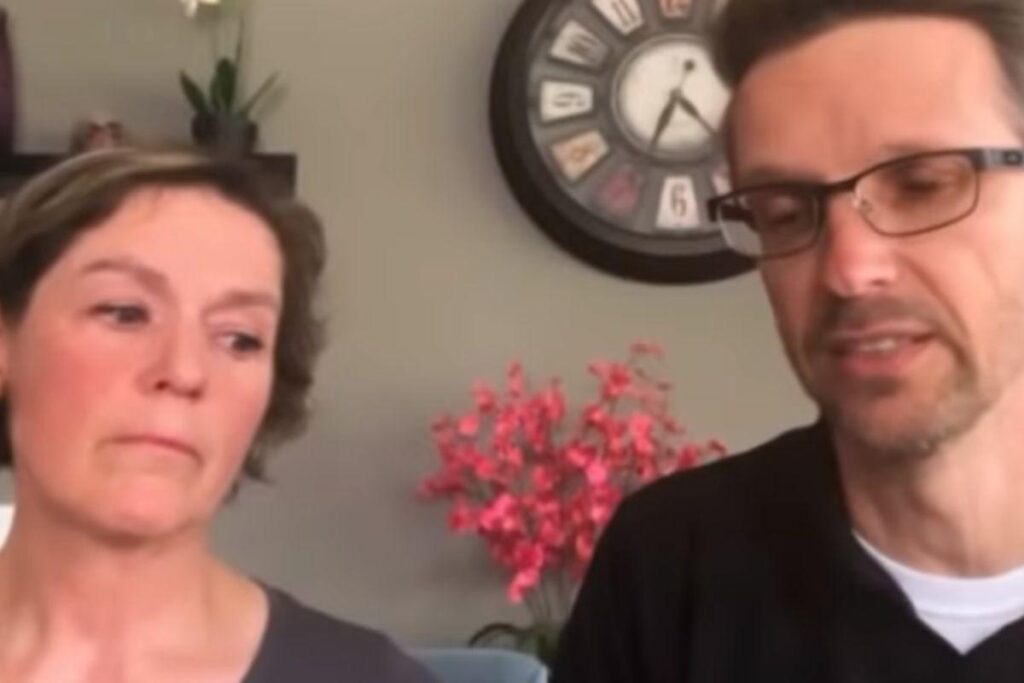 Mãe é acusada de ter começado a pandemia de coronavírus