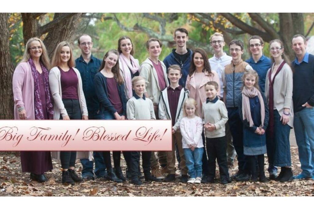 Mãe de 16 crianças é obrigada a usar placa de aviso, em quanto faz compras no mercado