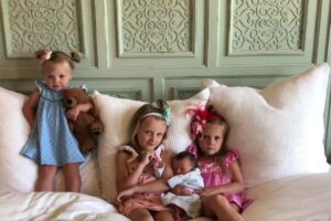 Cartaz feito pelas filhas e pela avó