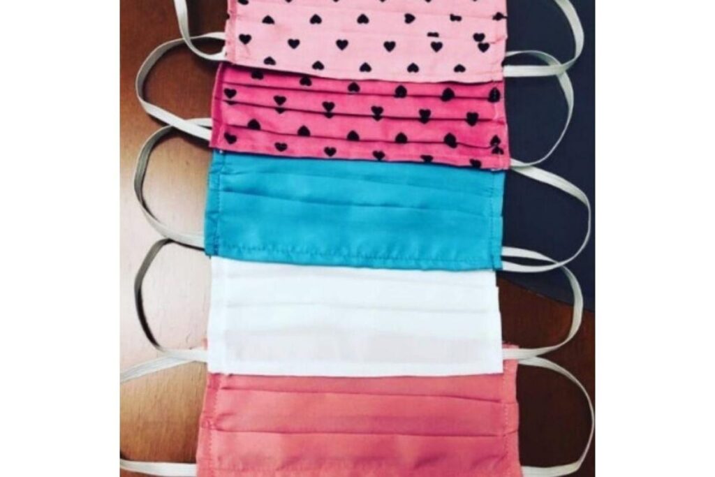 Costureira fabrica máscaras caseiras para doação