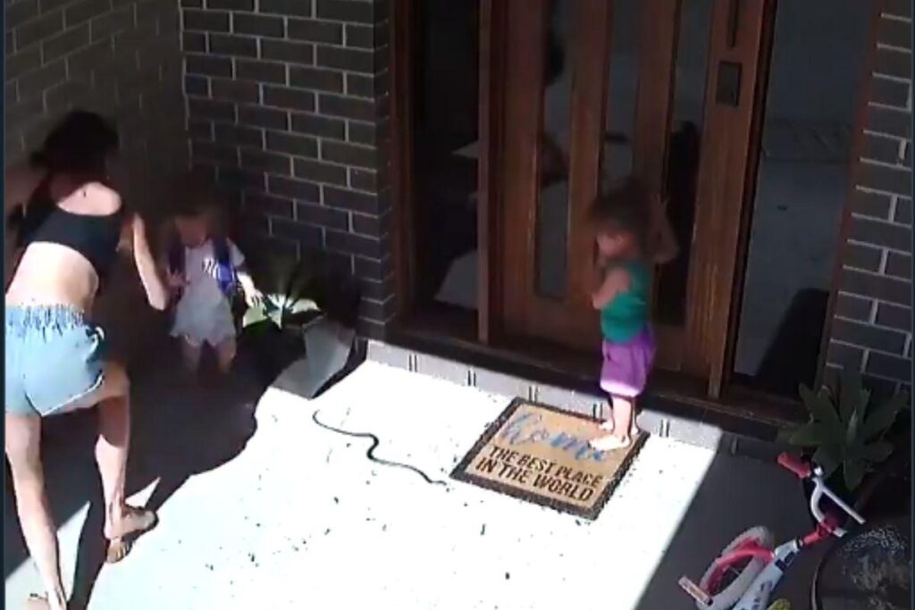 Mãe salva suas duas filhas de um ataque de cobra