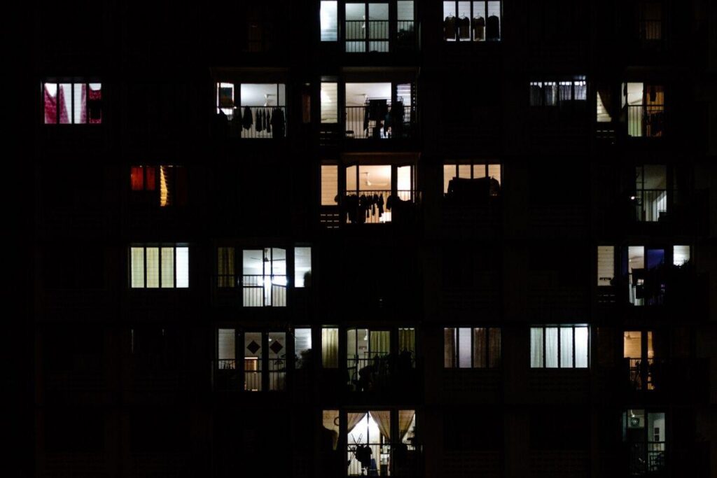 Famíli isola idoso com faixas e placa de proibido visitar