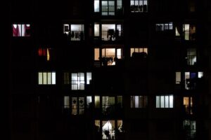 Famíli isola idoso com faixas e placa de proibido visitar