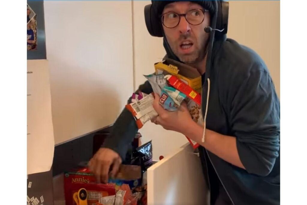 Pai imita comportamento dos filhos durante isolamento social e vídeo vai fazer você morrer de rir