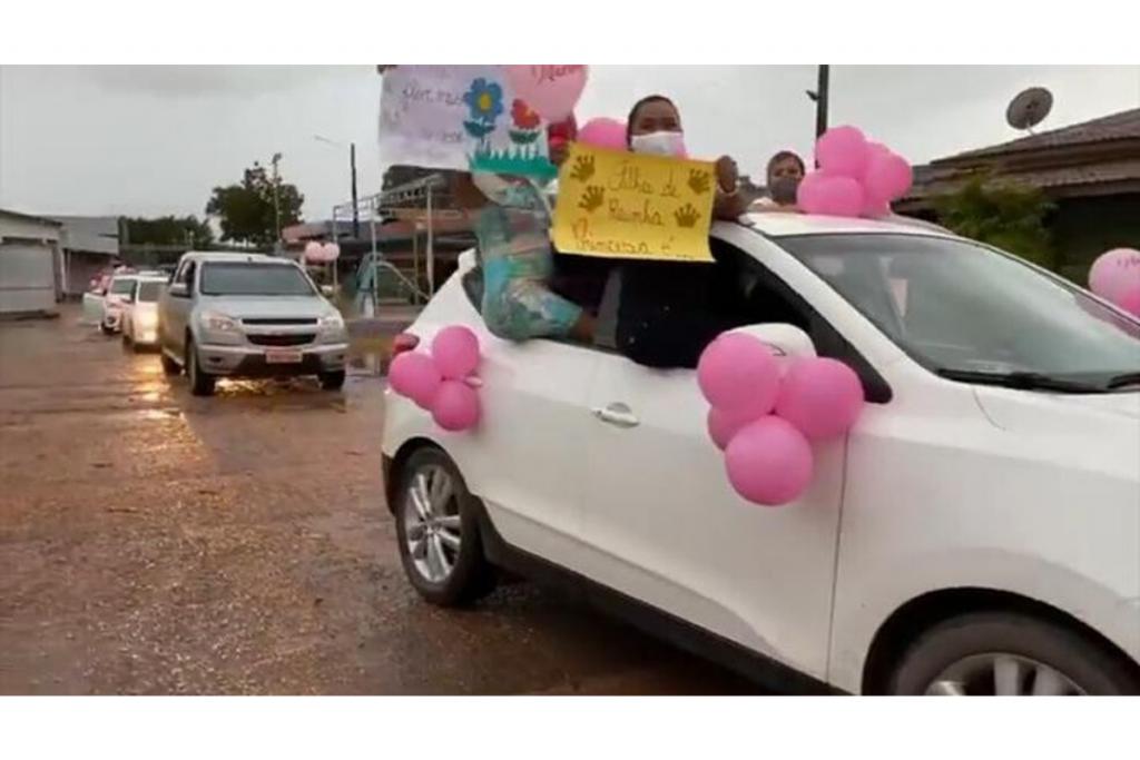 Grávida recebe chá de bebê surpresa das amigas